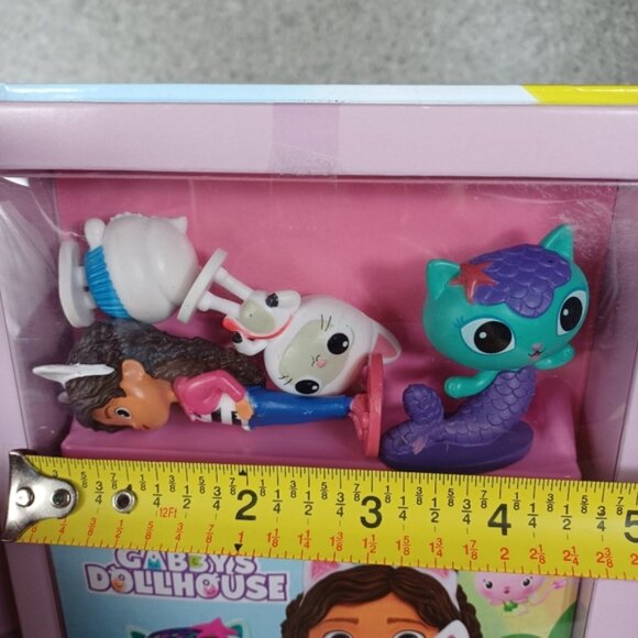 Gabby's Dollhouse Book and Doll Figurines Set Tattle Tale Activity Bundle - Picture 8 of 8